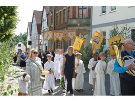 Fronleichnamsprozession durch die Straßen von Naumburg (© Karl-Franz Thiede)